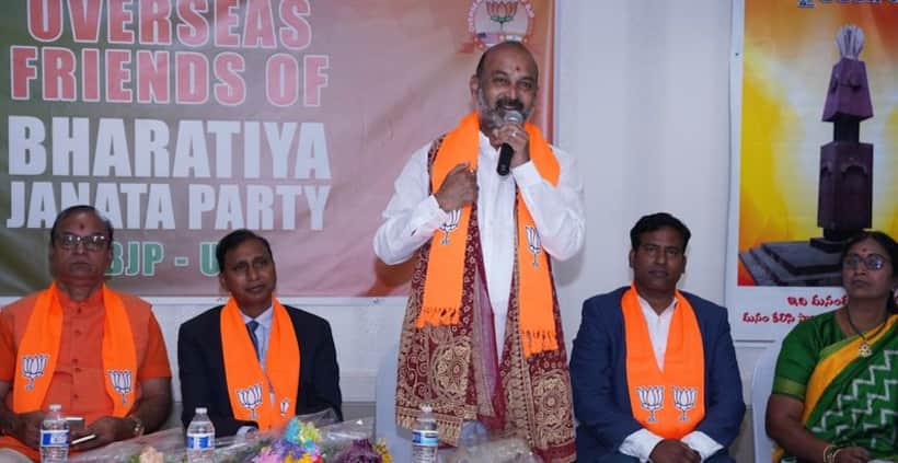 కేసీఆర్ నా గురువు.. సీఎంను ప్రజలకు చూపించాలి, కేటీఆర్‌పైనే అనుమానం : బండి సంజయ్ సంచలన వ్యాఖ్యలు