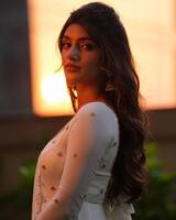 వైట్ చుడిదార్  లో ఎగసిపడుతున్న శ్రీలీల అందాలు.. తేనె కళ్లతో మత్తుజల్లుతున్న స్టార్ బ్యూటీ.. 