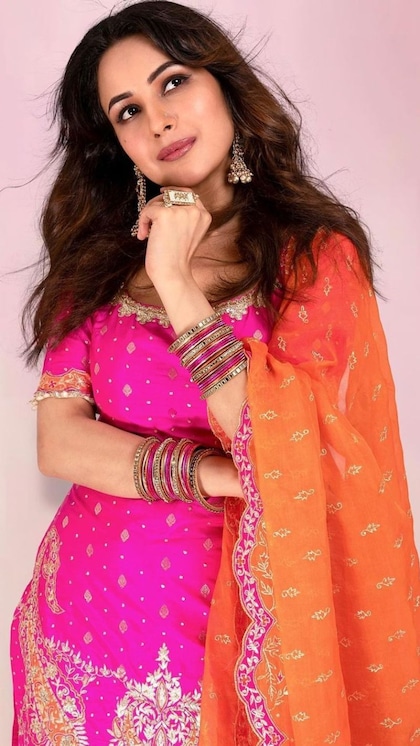 <p>शहनाज गिल को पराठे बहुत पसंद हैं। उन्होंने एक इंटरव्यू में कहा था कि वह सबकुछ छोड़ सकती हैं लेकिन पराठे नहीं तो ऐसे में सवाल उठता है कि आखिर वह कैसे पराठे खाकर भी इतना फिट हैं। </p>
