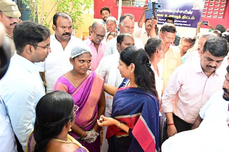 mp kanimozhi and minister geetha jeevan serve food for students at morning breakfast scheme in thoothukudi vel