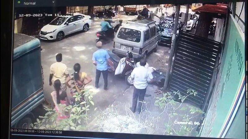 3 accused attacked by youth at deadly weapon in coimbatore video goes viral vel