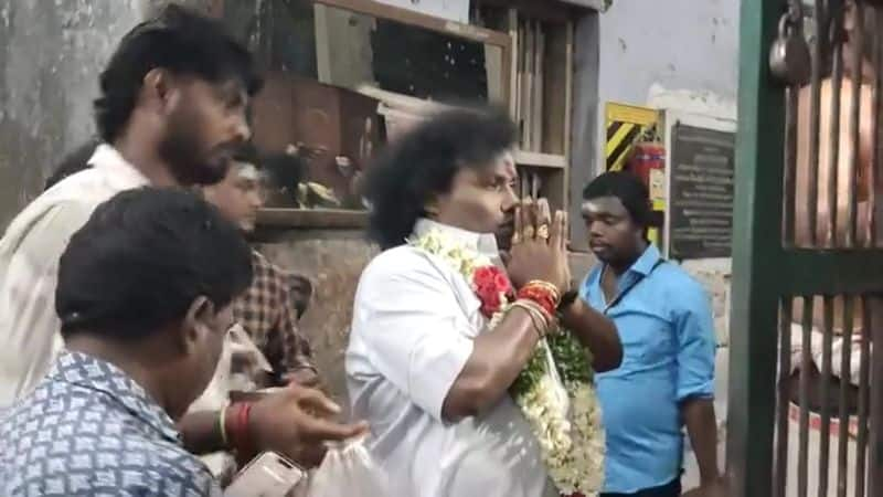 comedy actor yogi babu did a special prayer at kasi viswanathar temple in tenkasi district vel