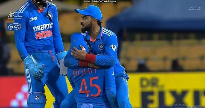 Kohli-Rohit hug