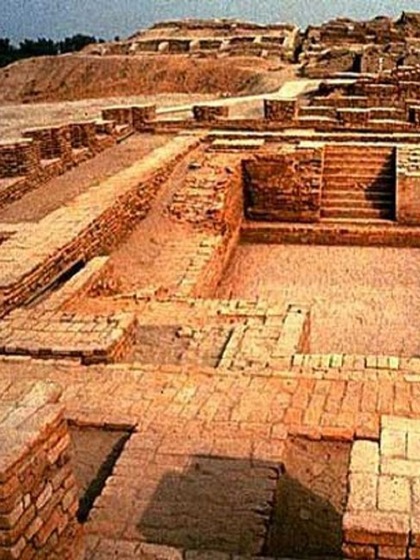 <p>सनातन धर्म या हिंदू धर्म के कई चिन्ह सिन्धु घाटी सभ्यता में मिलते हैं। जैसे देवों की मूर्तियां, लिंग आदि।</p>
