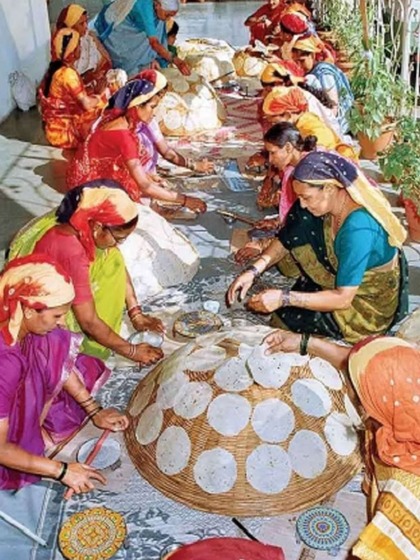 <p>महिलाओं में कुकिंग का गुण था तो पापड़ बनाना शुरु कर दिया। यह काम इज्जत देने वाला साबित हुआ। </p>
