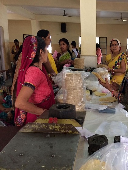 <p>करीब 62 साल पहले मार्च 1959 में दक्षिणी मुंबई की 7 महिलाओं ने परिवार के खर्च में हाथ बंटाने के लिए बिजनेस शुरु किया। </p>
