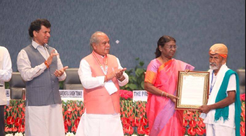 Paddy variety conserverBK Devarao receives plant genome saviour farmers reward 2020 21 from president droupadi murmu rav