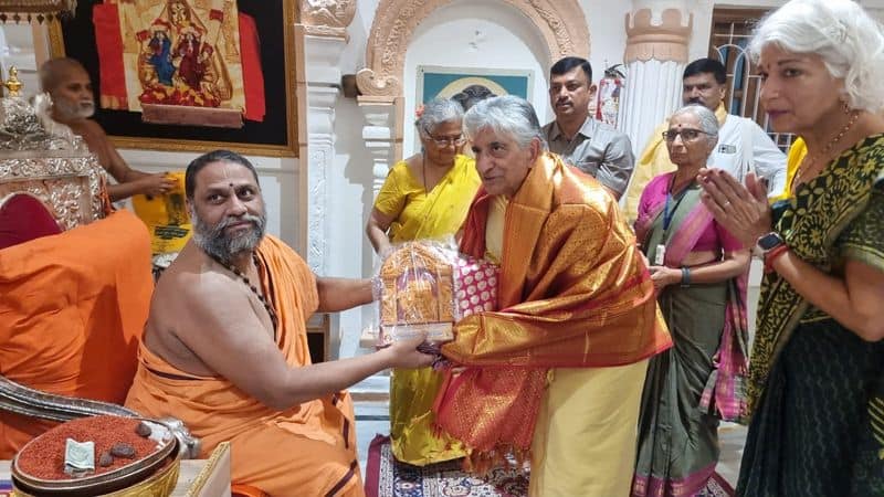 britain prime minister Rishi sunak father Yashvir Sunak and his Wife Visit to Mantralayam sudha murthy Joins san