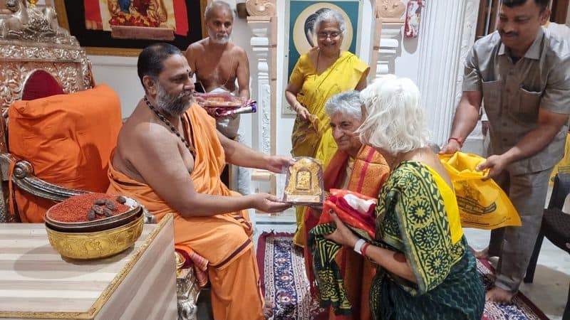 britain prime minister Rishi sunak father Yashvir Sunak and his Wife Visit to Mantralayam sudha murthy Joins san