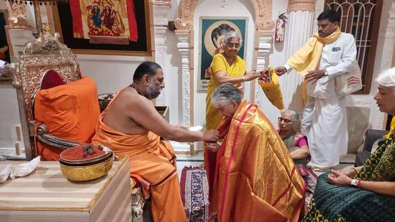 britain prime minister Rishi sunak father Yashvir Sunak and his Wife Visit to Mantralayam sudha murthy Joins san