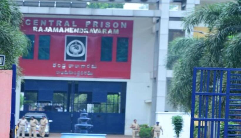 రాజమండ్రి సెంట్రల్ జైల్లో భద్రతపై జైళ్ల శాఖ డీఐజీ తనిఖీ.. చంద్రబాబు ఉన్న బ్లాక్ పరిశీలన.. 