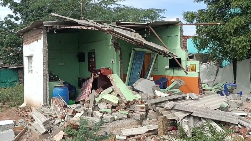 lorry hit home at dindigul madurai national highway and one person killed who slept at home in dindigul vel