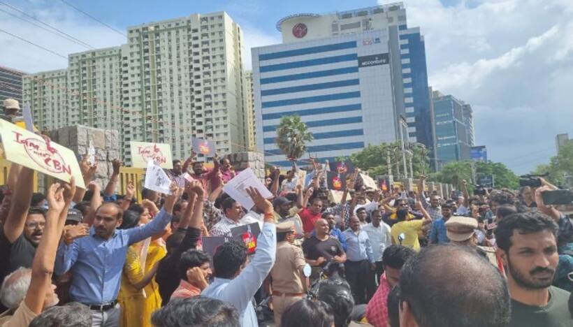 చంద్రబాబు అరెస్టుపై హైదరాబాద్ విప్రో సర్కిల్‌లో ఐటీ ఉద్యోగులు నిరసన.. (వీడియో)