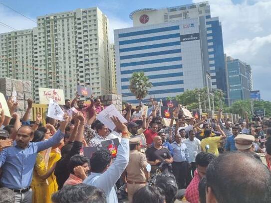 IT Employees Protest in Hyderabad Wipro Circle over Chandrababu Arrest ksm