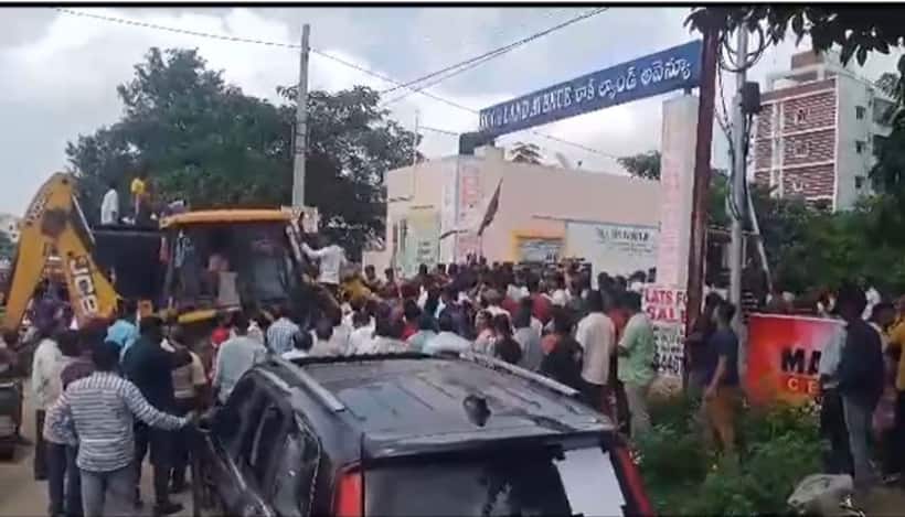 యూపీ సీఎం యోగి బాటలోనే... బుల్డోజర్ తో బిజెవైఎం నేత హల్ చల్, మల్కాజ్ గిరిలో ఉద్రిక్తత (వీడియో)