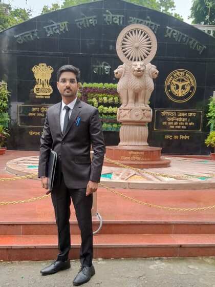 <p>प्रयागराज से 30 किलोमीटर दूर बराई हरख  गांव में रहने वाले अहद अहमद ने  फर्स्ट अटेम्प्ट में  UPPCS-J क्रैक किया। </p>

<p> </p>
