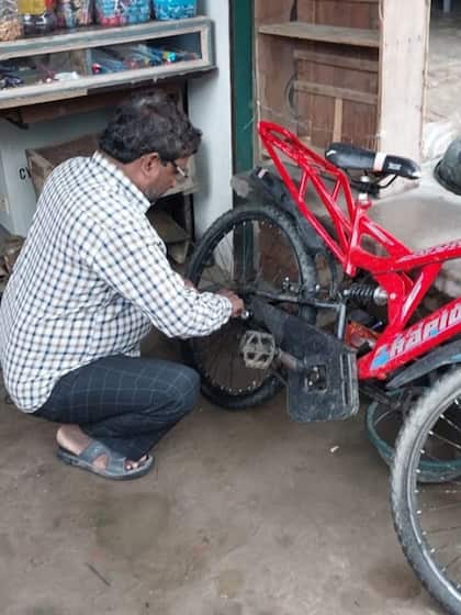 <p>अहद के पिता शहजाद अहमद पंचर बनाने का काम करते हैं जबकि मां अफसाना सिलाई करती है। घर में गरीबी है लेकिन मां बाप ने बच्चो की तालीम में कमी न छोड़ी। </p>
