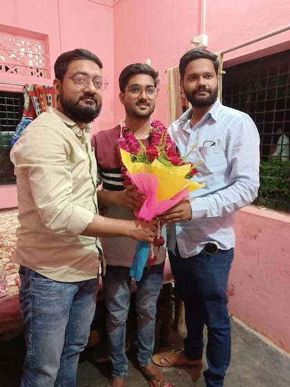 <p>अहद की BALLB की फीस 38 हज़ार थी जिसका बंदोबस्त बहुत मुश्किल था,उनके पिता ने क़र्ज़ लेकर फीस जमा किया।  </p>

<p> </p>
