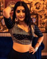 పందెంకోడి పిల్ల ఘాటైన అందాలు... హోమ్లీ బ్యూటీ మీరా జాస్మిన్ నుండి ఊహించని యాంగిల్!