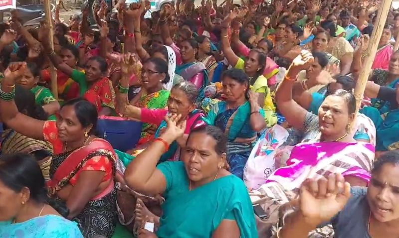 Hyderabad : Mid-day meal workers protest demanding wage hike, release of pending bills RMA