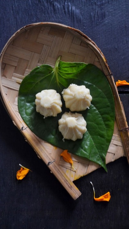 <p>गणेश चतुर्थी की तैयारियां लगभग पूरी हो गई हैं। हर कोई बप्पा के आगमन का इंतजार कर रहा है। ऐसे में अगर आप भी मोदक बनाने की सोच रही हैं तो इस बार कुछ अलग ट्राय करें। </p>
