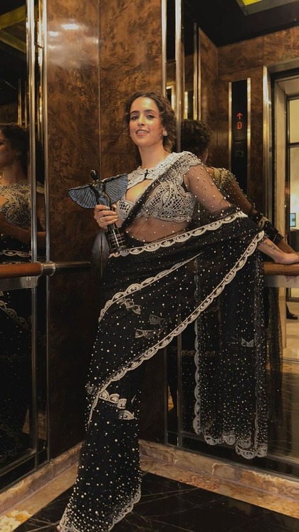 <p>वेडिंग के लिए सान्या की पर्ल ब्लैक साड़ी परफेक्ट है। मोतियों का वर्क साड़ी को स्टाइलिश बना रहा है। एक्ट्रेस ने डिजाइन ब्लाउज कैरी किया है। आप भी इसे कैरी कर लाइमलाइट लूट सकती हैं। </p>
