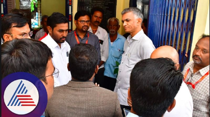 Revenue Minister Krishna byre gowda sudden visit to Nadakacheri, Tehsildar office at dharwad rav