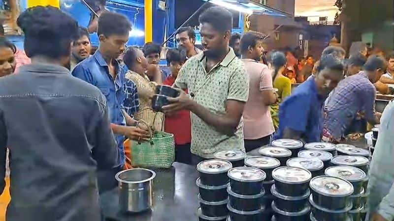 Traffic was snarled in Namakkal Pallipalayam area as many people flocked to buy chicken biryani at discounted prices vel