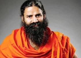 ల్యాండ్ రోవర్ లేటెస్ట్ కార్ నడుపుతున్నా ఫెమస్ యోగా గురు..ఇలాంటి కారుని ఎక్కడైనా చూసారా..  వీడియో వైరల్