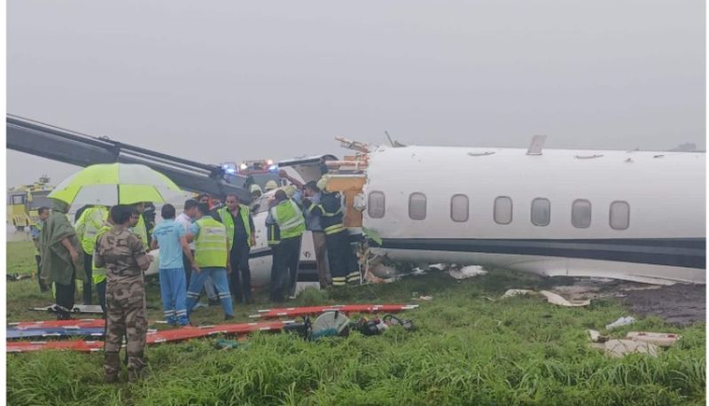 Flight skids and crashes in the runway while landing in heavy rain afe