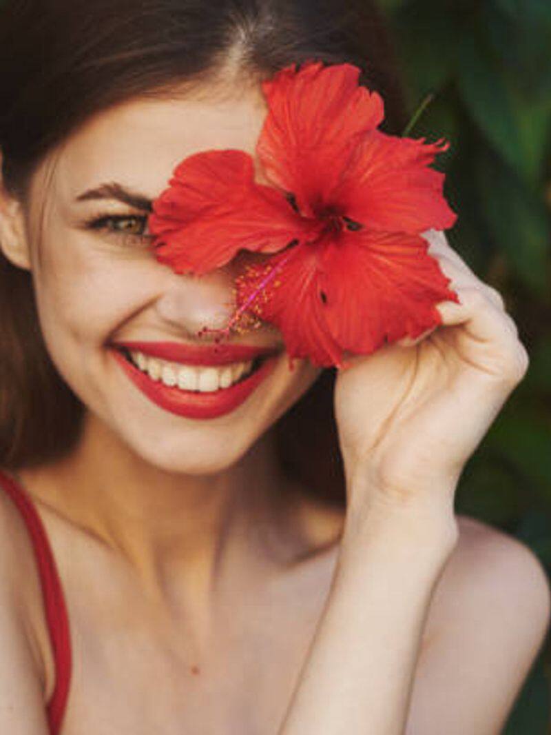 beauty tips benefits of hibiscus for face and how to use it in tamil mks