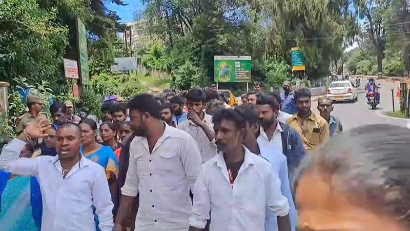 people protest against forest officers on tiger death case in nilgiris vel