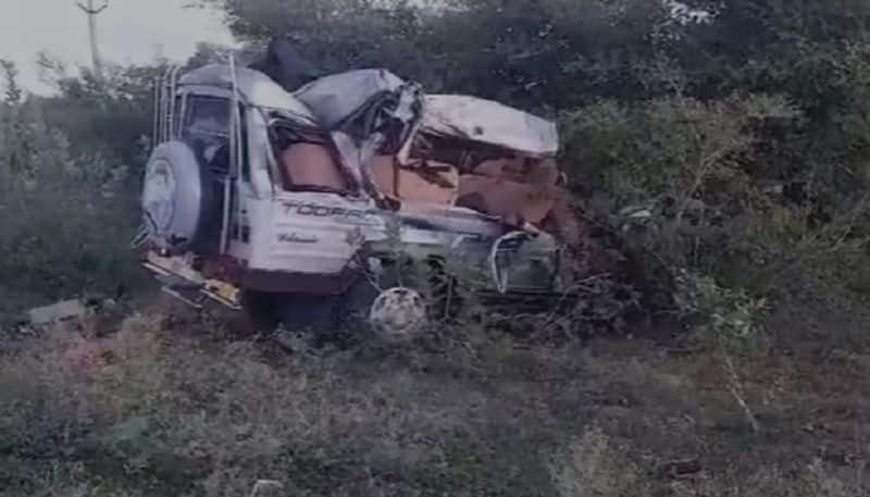 Karnataka  Based Five Dies Due to Road Accident in Telangana grg 