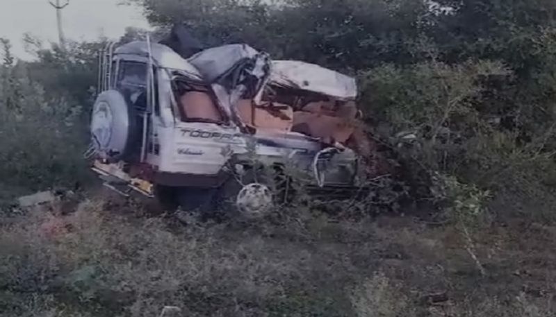 Karnataka  Based Five Dies Due to Road Accident in Telangana grg 