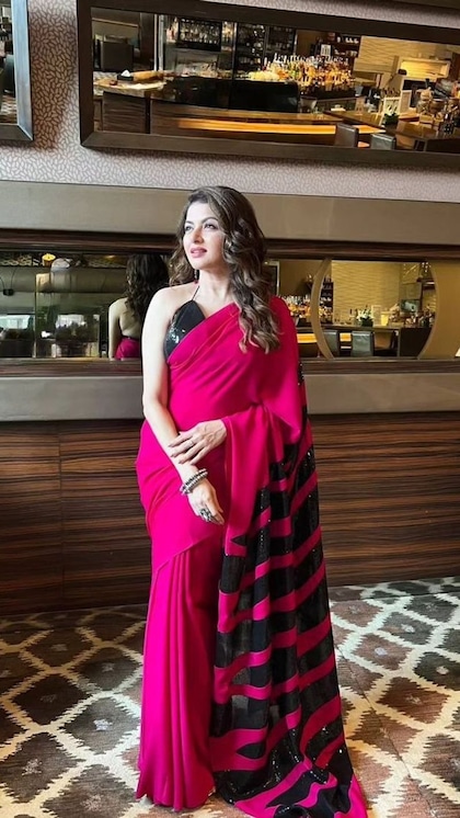 <p>जेब्रा स्कविन साड़ी में भाग्यश्री कहर ढा रही हैं। लीफ स्कविन ब्लाउज सेसी लुक दे रहा है। आप करवाचौथ पर इसे वियर कर सकती हैं। ये आपको एलिगेंट लुक देगा। </p>

