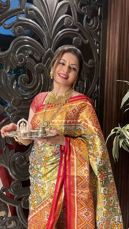 <p>करवाचौथ पर आप भाग्यश्री की बंधनी बनारसी साड़ी स्टाइल कर सकती हैं। ये आपको एथनिक के साथ रॉयल लुक देगी। इसके साथ हैवी ज्वेलरी ज्यादा जंचेगी। </p>
