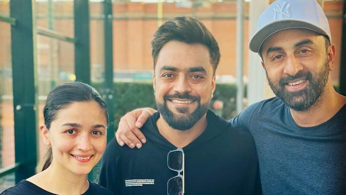 Ranbir Kapoor Alia Bhatt pose with Afghanistan cricketer Rashid Khan in New York pic goes viral kvn