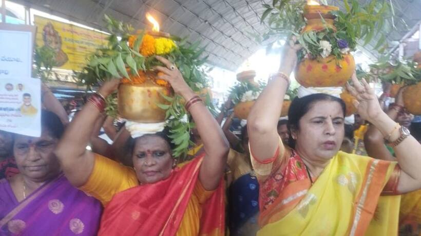 చంద్రబాబు విడుదల కావాలంటూ టీటీడీపీ నిరసన.. బల్కంపేట ఎల్లమ్మకు కాట్రగడ్డ ప్రసూన బోనం