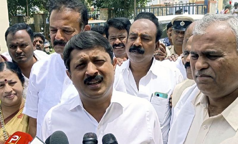 sa ra mahesh and gt devegowda outraged against minister byrathi suresh over muda scam gvd