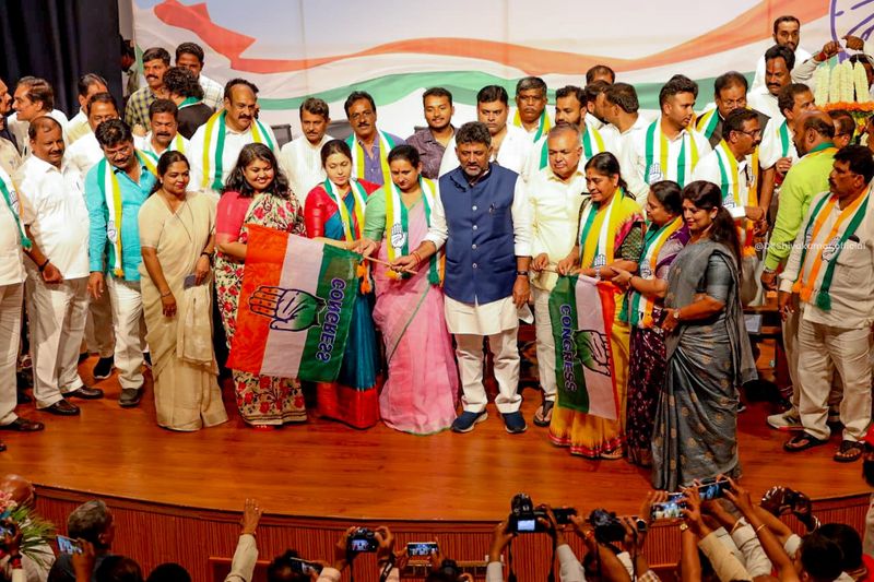 Setback To BJP, JDS Ahead Of 2024 Lok Sabha Polls As More Than 15 Leaders Switch To Congress in Karnataka sgb