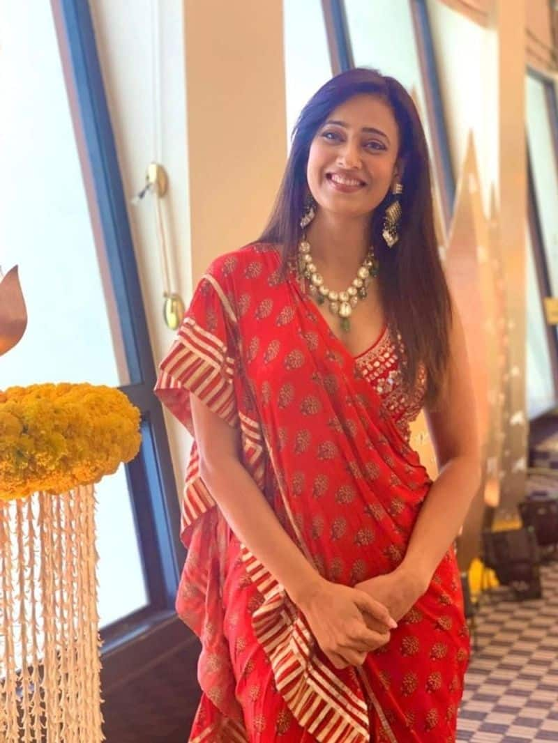 take Ethnic wear ideas from Shweta Tiwari on Ganesh chaturthi ZKAMN