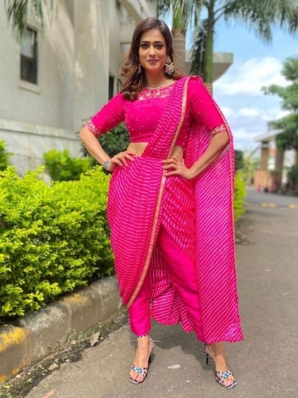 <p>खुले बालों और मिड हील में वो traditional और modern लुक से कहर ढा रही हैं </p>
