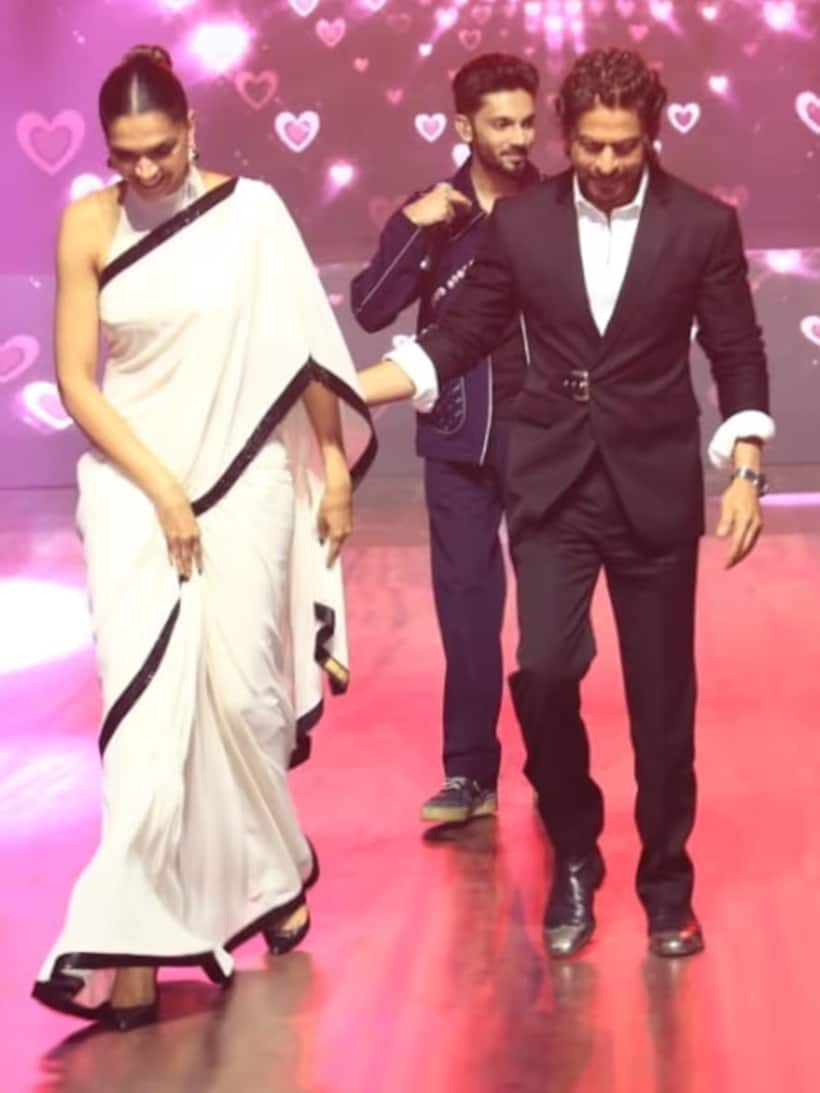 జవాన్ జోష్.. సక్సెస్ మీట్ లో డాన్స్ తో అదరగొట్టిన షారుఖ్ ఖాన్-దీపికా పదుకొనే.. 