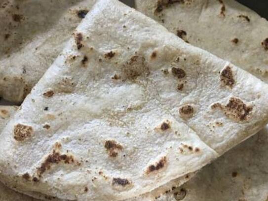 German Woman Makes Roti Soft By THIS Ingredient video goes viral zrua