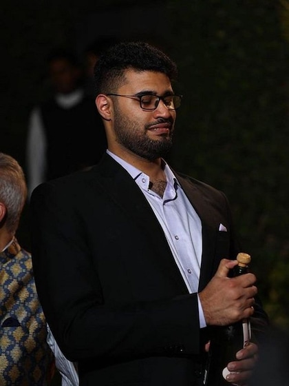 <p>वोहरा और उनके दोस्त आदित पालीचा ने अमेरिका के स्टैनफोर्ड यूनिवर्सिटी में दाखिला लिया। उसी दौरान कोराना महामारी आ गई तो उन्हें ई—किराना बिजनेस में अवसर दिखा।</p>
