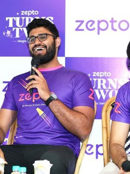 <p>दोनों दोस्तों ने बीच में पढ़ाई छोड़कर ऑनलाइन किराना प्लेटफ़ॉर्म किरानाकार्ट की शुरुआत की, जो 45 मिनट के भीतर सामान डिलीवरी करने पर फोकस करती थी।</p>
