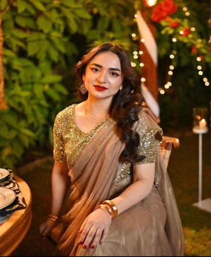 <p>गोल्डन शिमर ब्लाउज के साथ आप किसी भी कलर की साड़ी की मैचिंग लगा सकती हैं। डार्क Red Lipstic आपकी खूबसूरती में चार चांद लगा देगी।</p>
