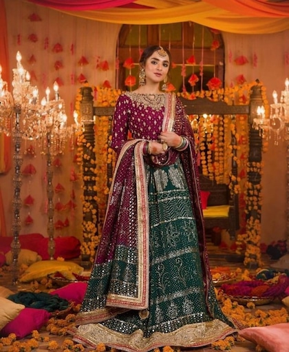 <p>ग्रीन और मैरून कलर कांबिनेशन के ज़री और Sequin के काम का लहंगा पहन कर आप कहर ढाएंगी। ये ऑउटफिट newly married पर बहुत जंचेगा।</p>
