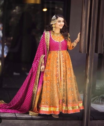 <p>ऑरेंज और मैजेंटा का कांबिनेशन बहुत वाइब्रेट लगता है। त्योहारों में ऐसे ब्राइट कलर डिमांड में होते हैं इसलिए इस बार तीज में आप ये आउटफिट जरूर ट्राई करें।</p>
