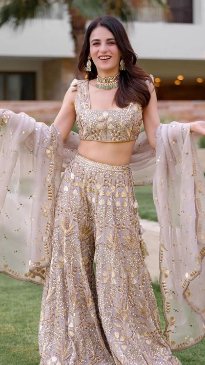 <p>एक्ट्रेस ने हाई एंब्रॉयडरी कोआर्डॉ सेट के साथ गोल्डन स्क्वायर ब्लाउज पहजा है। ब्लाउज में हैवी वर्क है। आप इसे साड़ी के साथ पेयर करें। आउटफिट के साथ मिनिमल मेकअप बेस्ट रहेगा। </p>
